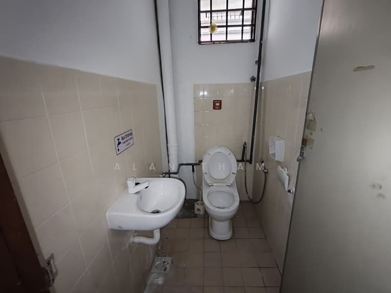 Shop / Office for Rent in Bandar Baru Permas Jaya (Permas Jaya) - Alan Tham - Bathroom - PropertyGuru.com.my