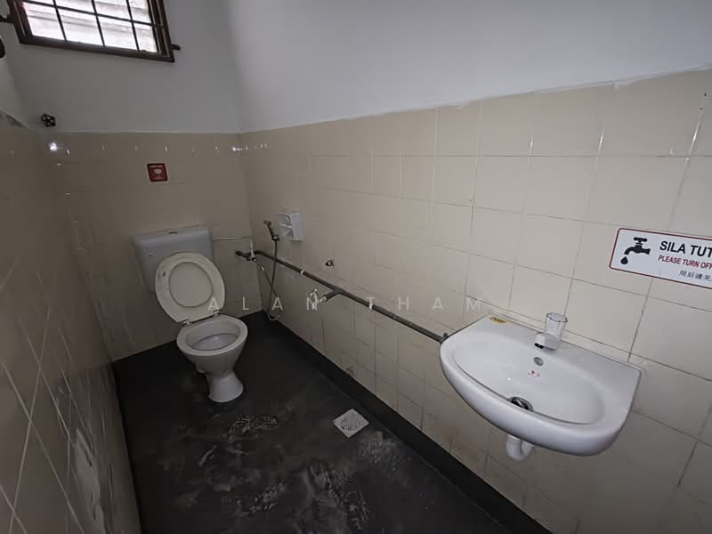 Shop / Office for Rent in Bandar Baru Permas Jaya (Permas Jaya) - Alan Tham - Bathroom - PropertyGuru.com.my