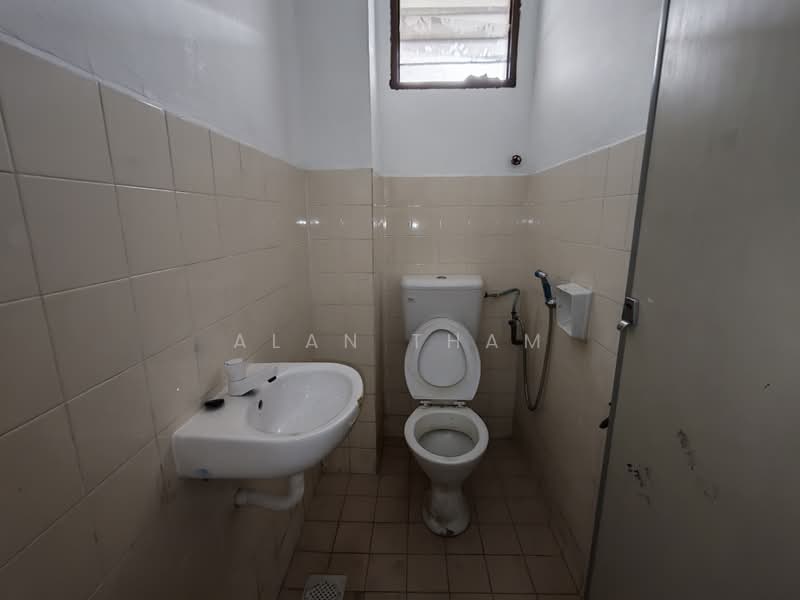 Shop / Office for Rent in Bandar Baru Permas Jaya (Permas Jaya) - Alan Tham - Bathroom - PropertyGuru.com.my