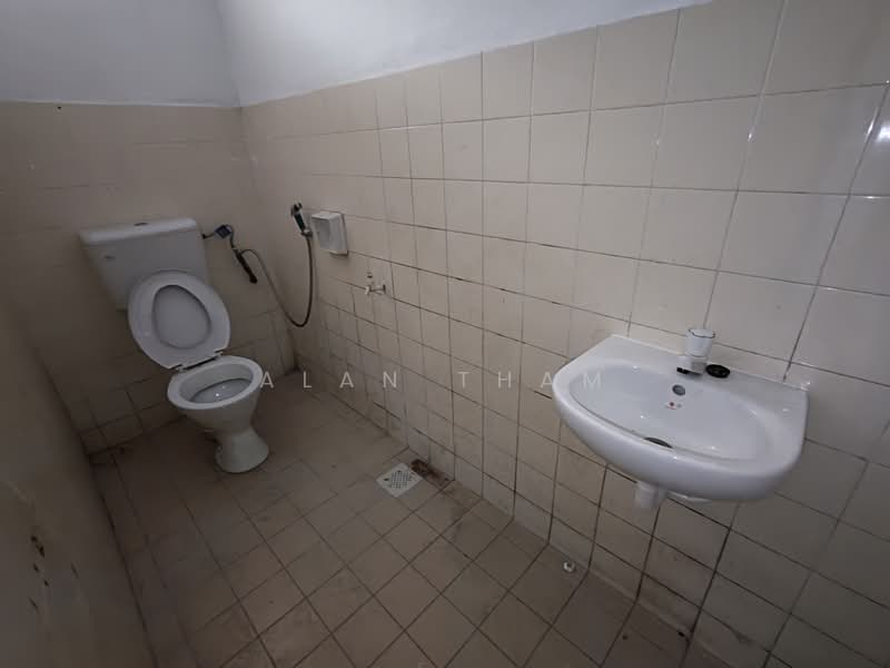 Shop / Office for Rent in Bandar Baru Permas Jaya (Permas Jaya) - Alan Tham - Bathroom - PropertyGuru.com.my