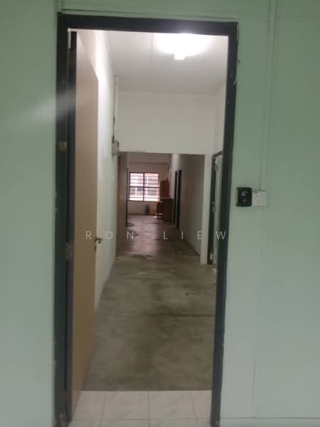 Office for Rent in Pusat Perdagangan Seri Kembangan (Seri Kembangan) - Ron Liew - Corridor - PropertyGuru.com.my