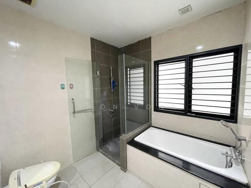 3-storey Terraced House for Sale in Lake Fields (Sungai Besi) - Jason Vong - Master bedroom attached bath - PropertyGuru.com.my