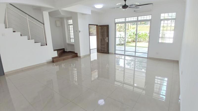 Rumah Teres 2-Tingkat untuk Dijual di Bandar Seri Putra (Bangi) - Akmal Adam - Living Room - PropertyGuru.com.my