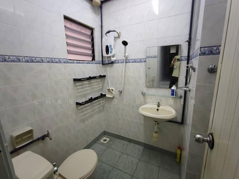 Kondominium untuk Disewa di Bayu Tasik 1 - Chang Hoong Wen - Bathroom - PropertyGuru.com.my