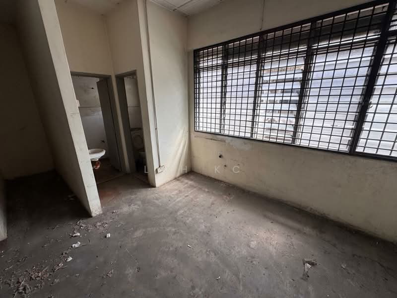 Shop / Office for Rent in Taman Petaling Utama (Petaling Jaya) - Loh KC - Bathroom - PropertyGuru.com.my