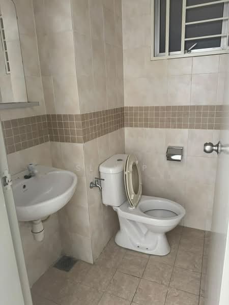 Pangsapuri untuk Dijual di Puteri Bayu Apartment - SL Yap - Bathroom - PropertyGuru.com.my