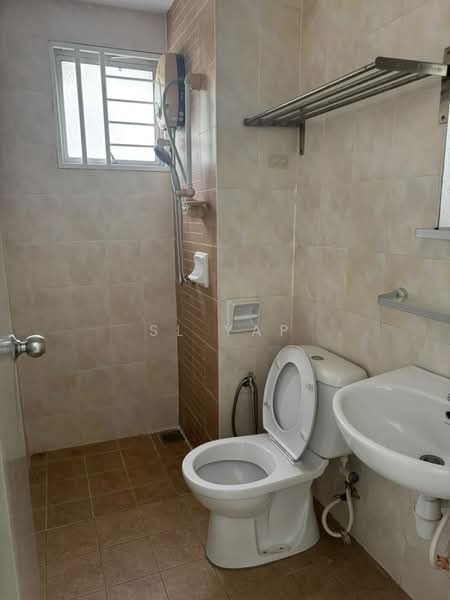 Pangsapuri untuk Dijual di Puteri Bayu Apartment - SL Yap - Bathroom - PropertyGuru.com.my