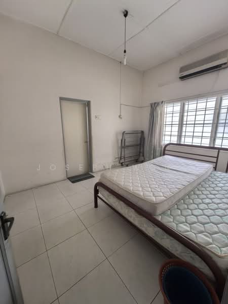 Semi-Detached House for Sale in Taman Boon Bak (Ipoh) - Joseph Wong - Bedroom - PropertyGuru.com.my