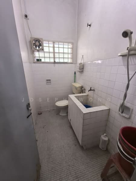 Semi-Detached House for Sale in Taman Boon Bak (Ipoh) - Joseph Wong - Bathroom - PropertyGuru.com.my
