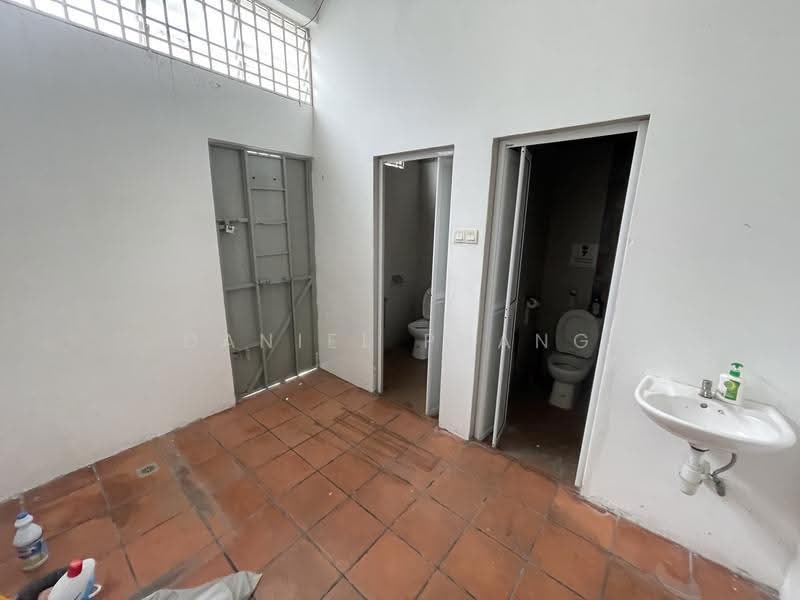 Shop / Office untuk Disewa di George Town (Penang) - Daniel Phang - Bathroom - PropertyGuru.com.my