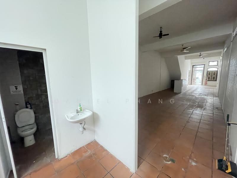 Shop / Office untuk Disewa di George Town (Penang) - Daniel Phang - Bathroom - PropertyGuru.com.my