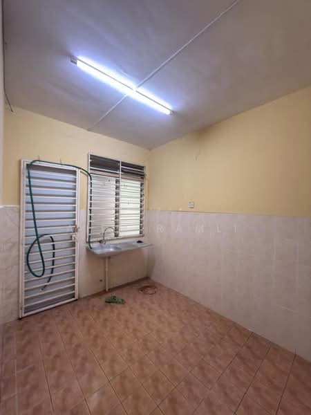 2-storey Terraced House for Sale in Bandar Saujana Putra (Tanjong Duabelas) - Aida Ramli - Kitchen - PropertyGuru.com.my