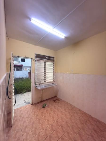 2-storey Terraced House for Sale in Bandar Saujana Putra (Tanjong Duabelas) - Aida Ramli - Kitchen - PropertyGuru.com.my