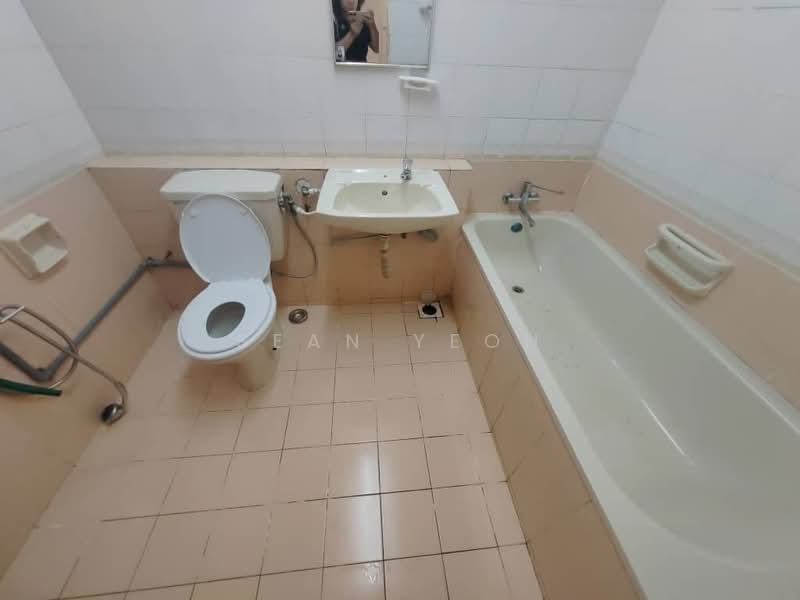 Pangsapuri untuk Dijual di Larkin Utama (Menara Metro Larkin) - Sean Yeoh - Bathroom - PropertyGuru.com.my
