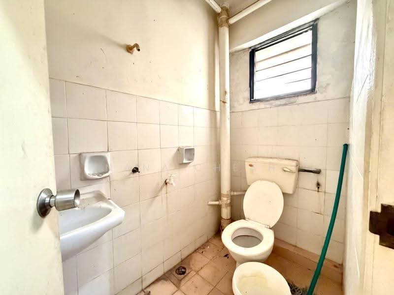 Pangsapuri untuk Dijual di Taman Putra Perdana - Nana Cheah - Bathroom - PropertyGuru.com.my