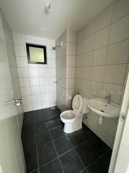 Kediaman Servis untuk Dijual di Edusphere - Tricia Peck Kwan Lim - Bathroom - PropertyGuru.com.my