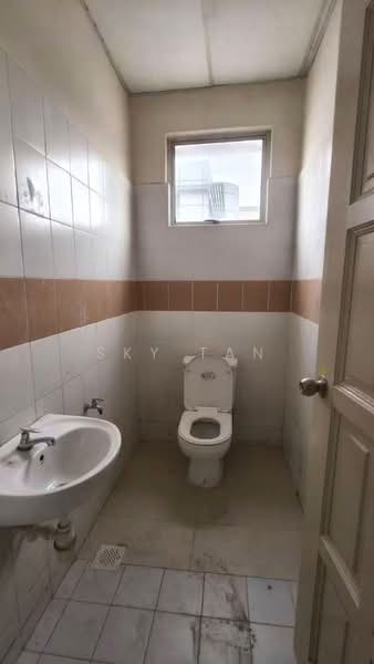 Detached Factory for Rent in Taman Perindustrian Nusa Cemerlang (Iskandar Puteri (Nusajaya)) - Sky Tan - Bathroom - PropertyGuru.com.my