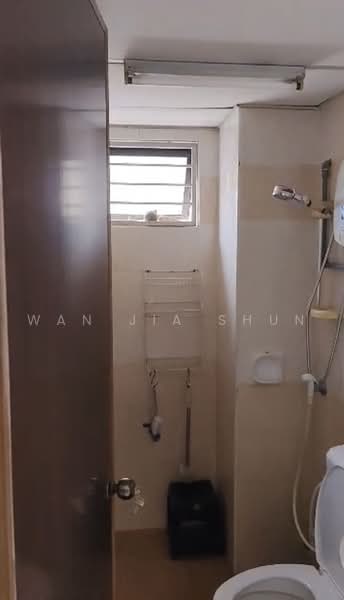 Kondominium untuk Dijual di Putra Villa - Wan Jia Shun - Bathroom - PropertyGuru.com.my