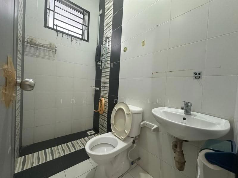 Rumah Teres 2-Tingkat untuk Dijual di Taman Setia Indah (Tebrau) - Loh Kok Hui - Bathroom - PropertyGuru.com.my