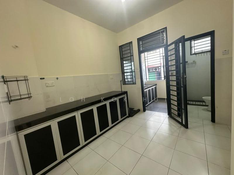 Rumah Teres 2-Tingkat untuk Dijual di Taman Setia Indah (Tebrau) - Loh Kok Hui - Kitchen - PropertyGuru.com.my