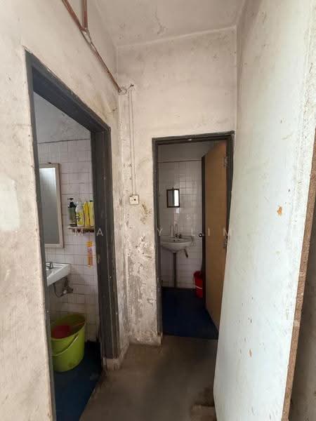 Terrace Factory for Sale in Taman Bukit Mewah (Tampoi) - Mancy Lim - Bathroom - PropertyGuru.com.my