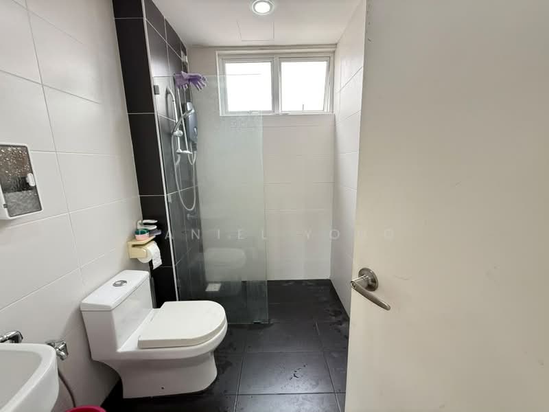 Kediaman Servis untuk Dijual di Twin Danga Residence - Daniel Yong - Bathroom - PropertyGuru.com.my