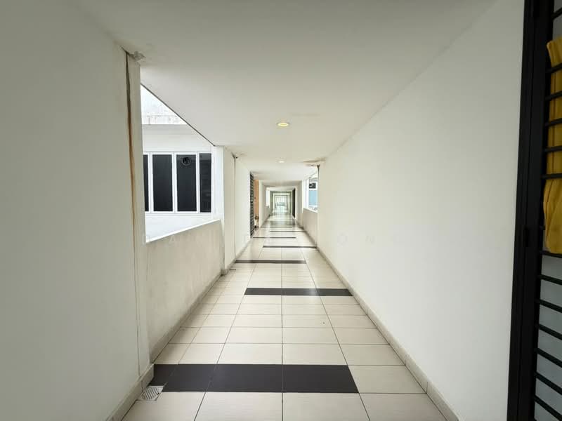Kediaman Servis untuk Dijual di Twin Danga Residence - Daniel Yong - Corridor - PropertyGuru.com.my