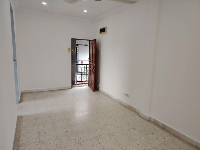 Pangsapuri untuk Dijual di Pangsapuri Sri Mayang - HL Lau - Living Room - PropertyGuru.com.my