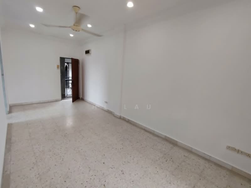 Pangsapuri untuk Dijual di Pangsapuri Sri Mayang - HL Lau - Living Room - PropertyGuru.com.my