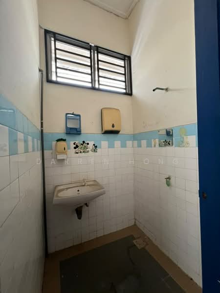 Shop / Office for Rent in Taman Molek (Johor Bahru) - Darren Hong - Bathroom - PropertyGuru.com.my