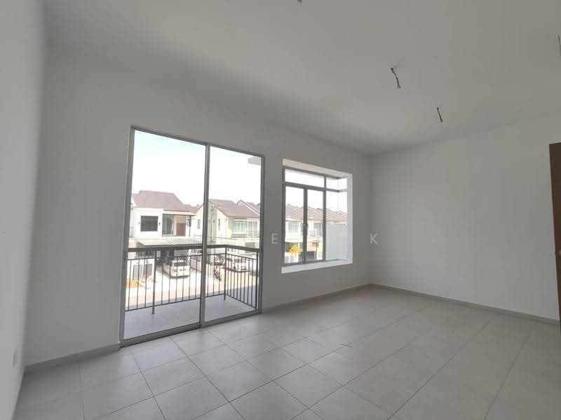 Rumah Teres untuk Dijual di Taman Kundang Jaya (Rawang) - Chloe Kok - Balcony - PropertyGuru.com.my