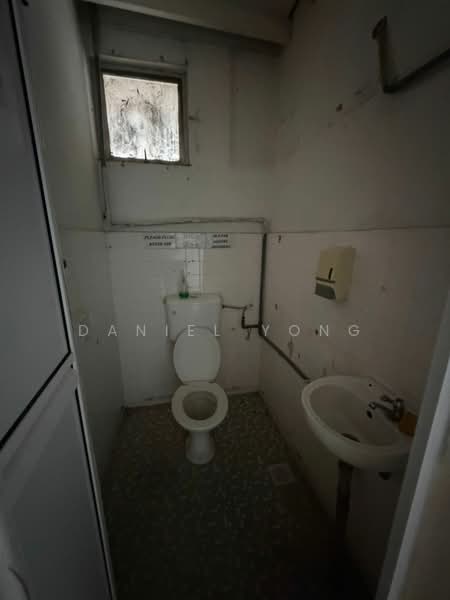 Shop for Rent in Taman Pelangi (Johor Bahru) - Daniel Yong - Bathroom - PropertyGuru.com.my