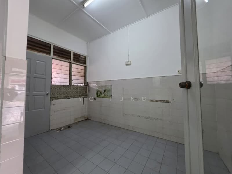 1-storey Terraced House for Sale in Taman Johor Jaya (Johor Bahru) - YC Fung - Kitchen - PropertyGuru.com.my