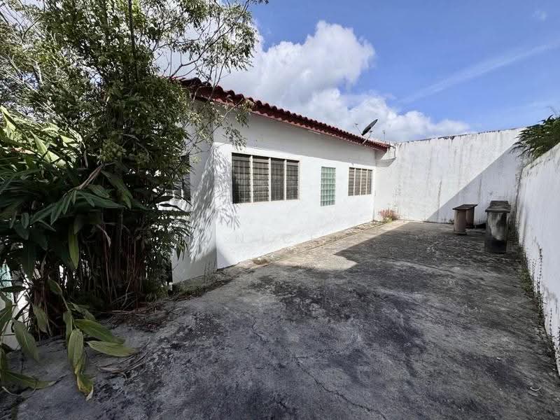 Rumah Berkembar untuk Dijual di Taman Nong Chik (Johor Bahru) - Janice . - Exterior - PropertyGuru.com.my