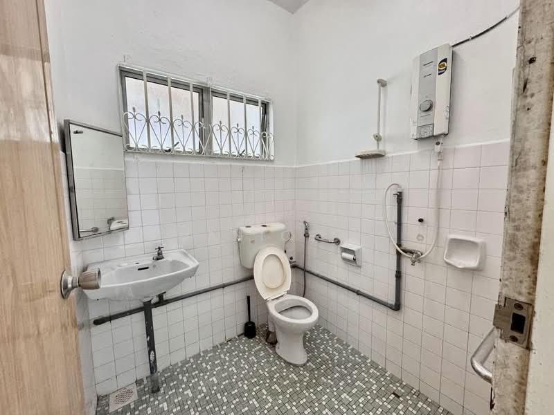 Rumah Berkembar untuk Dijual di Taman Nong Chik (Johor Bahru) - Janice . - Bathroom - PropertyGuru.com.my