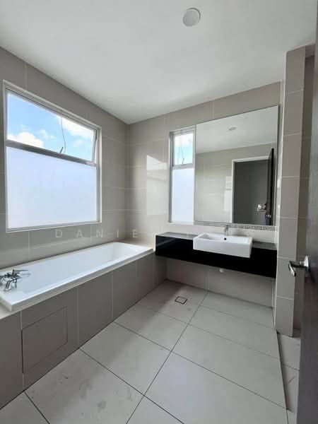 Rumah Berkembar untuk Disewa di Senibong (Permas Jaya) - Daniel Yong - Bathroom - PropertyGuru.com.my