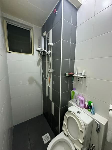 Kediaman Servis untuk Dijual di D'Ambience Residences (Pangsapuri Ikatan Flora) - Daniel Yong - Bathroom - PropertyGuru.com.my