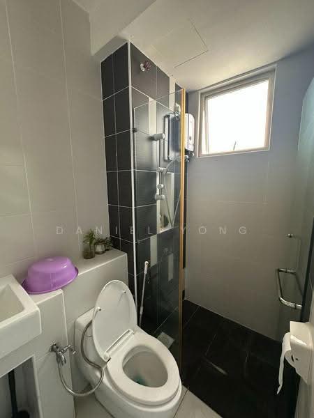 Kediaman Servis untuk Dijual di D'Ambience Residences (Pangsapuri Ikatan Flora) - Daniel Yong - Bathroom - PropertyGuru.com.my
