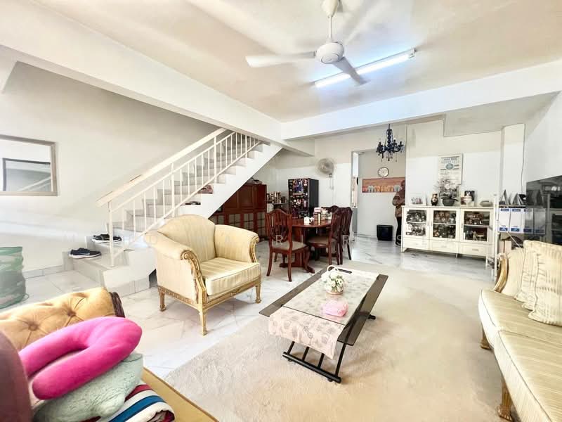 Rumah Teres 2-Tingkat untuk Dijual di Taman Ramal Ros (Bangi) - Mohd Nazri Roslan - Living Room - PropertyGuru.com.my