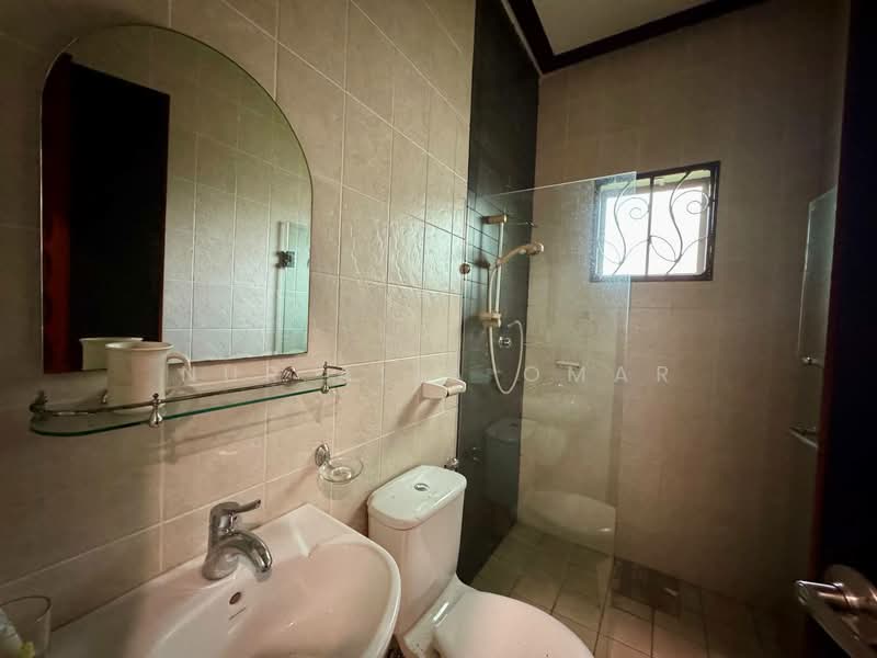 Bungalow House for Sale in Bukit Jelutong (Shah Alam) - Nur Alia Omar - Bathroom - PropertyGuru.com.my