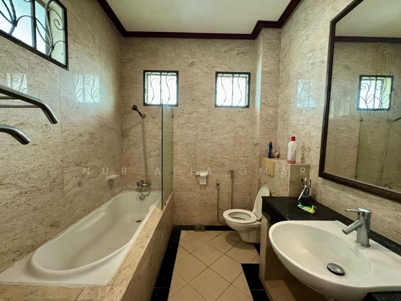 Bungalow House for Sale in Bukit Jelutong (Shah Alam) - Nur Alia Omar - Bathroom - PropertyGuru.com.my