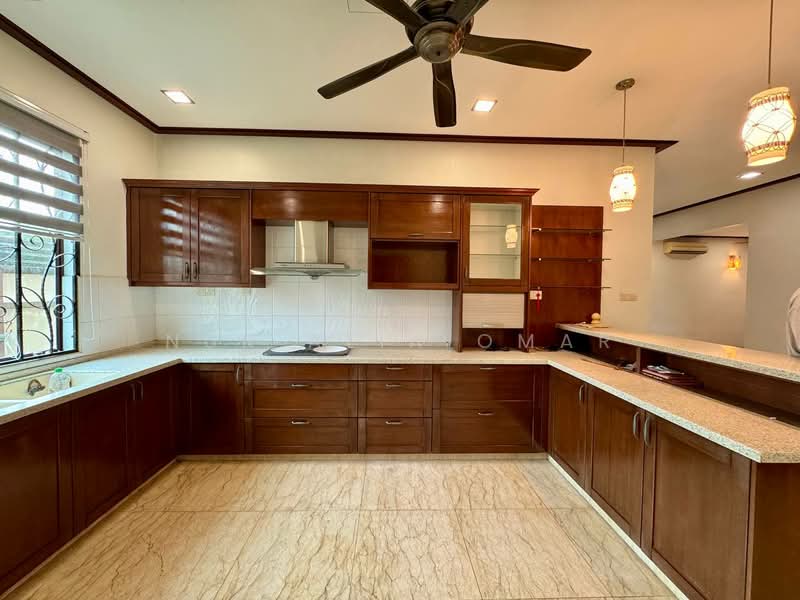 Bungalow House for Sale in Bukit Jelutong (Shah Alam) - Nur Alia Omar - Kitchen - PropertyGuru.com.my