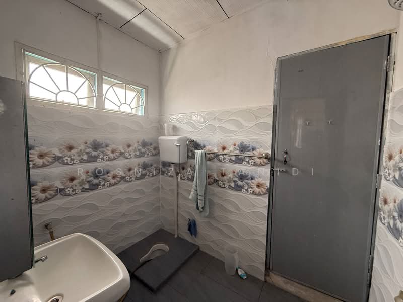Bungalow House for Sale in Semenyih (Selangor) - Rosniza Tanidi - Bathroom - PropertyGuru.com.my