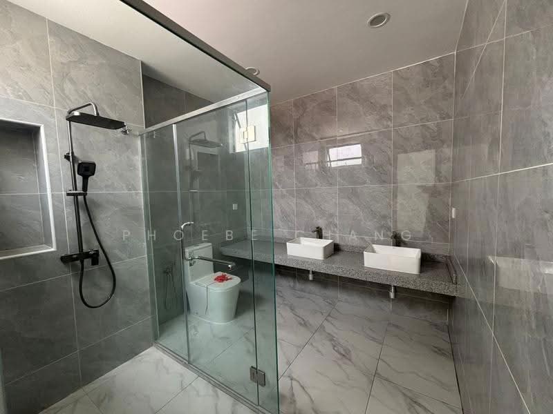 Rumah Berkembar untuk Dijual di Ipoh (Perak) - Phoebe Chang - Master Room Bathroom - PropertyGuru.com.my