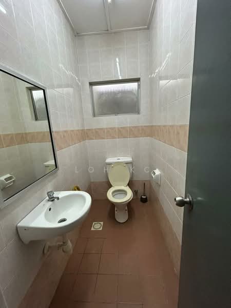 Shop for Rent in Putra Heights (Subang Jaya) - Loh KC - Bathroom - PropertyGuru.com.my