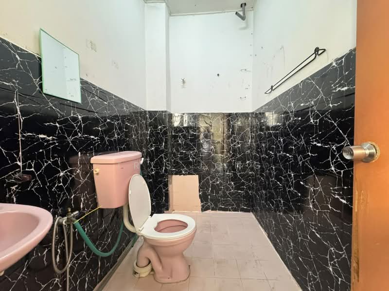 Rumah Bandar untuk Disewa di Rawang Putra (Rawang) - Tris Jong - Bathroom - PropertyGuru.com.my