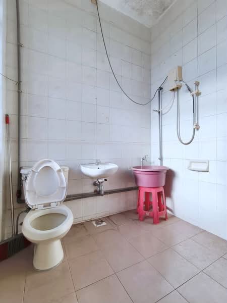 Rumah Teres 2-Tingkat untuk Dijual di Taman Desa Cemerlang (Ulu Tiram) - Karl Lim - Bathroom - PropertyGuru.com.my