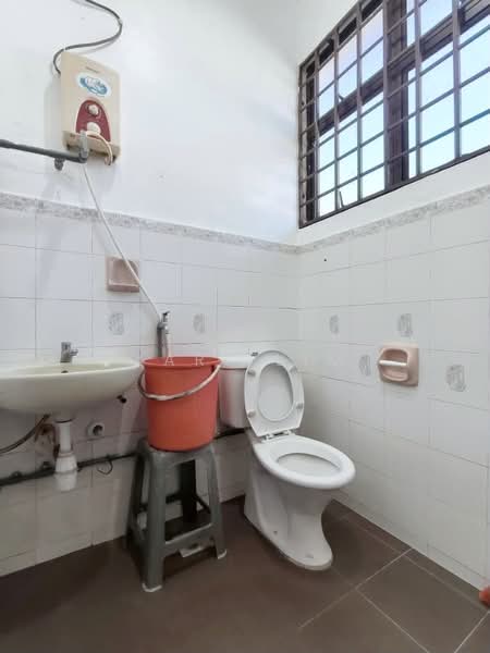 Rumah Teres 2-Tingkat untuk Dijual di Taman Desa Cemerlang (Ulu Tiram) - Karl Lim - Bathroom - PropertyGuru.com.my