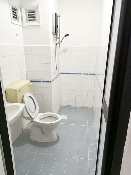 Pangsapuri untuk Dijual di Riverdale Park Apartments - Ahmad Muslim - Bathroom - PropertyGuru.com.my