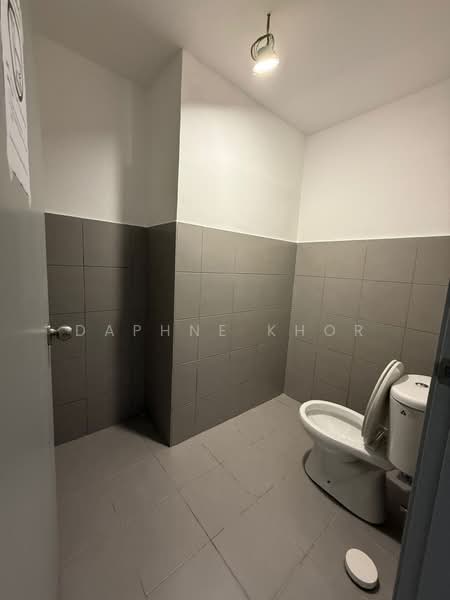 Kedai untuk Disewa di Persiaran Mahsuri (Bayan Baru) - Daphne Khor - Bathroom - PropertyGuru.com.my